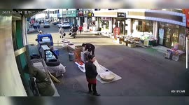 Popcorn explodes into sky as vendor fails to fix bag to machine in China