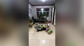 Skilful basketball enthusiast manages to spin 13 balls on his body at once