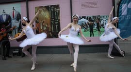 Rare sighting of Nutcracker ballerinas in central London! Fusion performance with Mexican band playing festive music at Regent Street