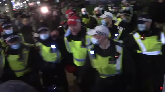 'Everybody get back!' - Police lose control of London COVID protesters