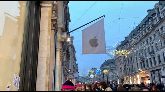 London: Apple Store comes under attack by anti-covid restrictions protesters