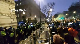 Anti covid passport protester's failed attempt at attack on downing Street. Full Live clip