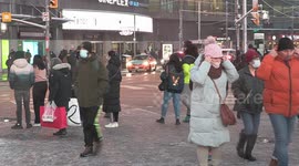 Toronto shoppers brave the snow before strict COVID restrictions kick in