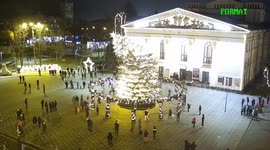 Huge Christmas tree topples over in public square in Mariupol, Ukraine