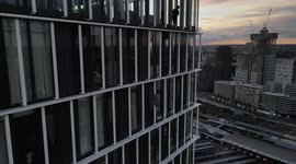 2 youngsters free climb one of Stratfords Tallest building without safety