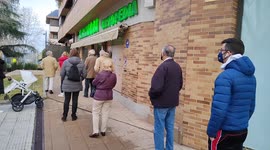 Madrid residents line up to collect COVID tests as omicron cases surge