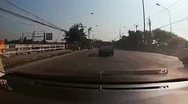 Kind-hearted driver rescues kitten stuck on the road in Thailand