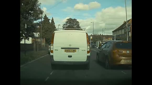Reckless Midlands driver uses other lane to cut through traffic