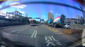 ACCIDENT / FAIL: Construction truck overtakes traffic ahead causing them to crash (Dashcam Video)