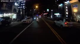 ACCIDENT / FAIL: Reckless moped rider crashes into the vehicle ahead while checking phone (Dashcam Video)