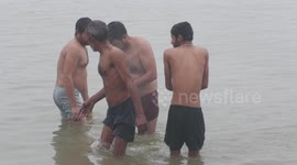 Thousands of Indians flock to Ganges for festival despite COVID-19