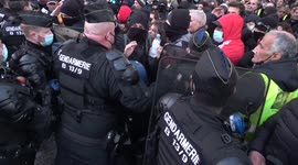 Yellow vests force a barrier of gendarmes