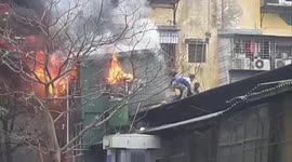 Brave man saves the life of a girl trapped in a burning house