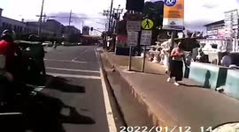 Kind delivery food rider rescues kitten trapped on busy road