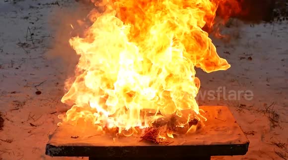 YouTuber attempts to cook pizza on bed of 12,000 MATCHES