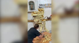 UK baker creates incredible giant cake of The Grinch