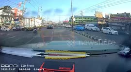 Kind driver rescues stray kitten trapped in middle of road and adopts it as pet