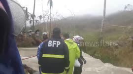 Good Samaritans use pulley to take food to trapped residents on other side of swollen river
