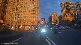 ACCIDENT / FAIL: Moped riders didn’t react in time and collided into each other (Dashcam Video)