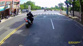 POLICE CHASE: Speeding moped rider skips red light and outruns the traffic enforcer (Dashcam Video)