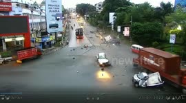 Terrifying!!! Consecutive Collision at Simpang Rapak Balikpapan, East Kalimantan, Indonesia, 4 people killed and 13 injured