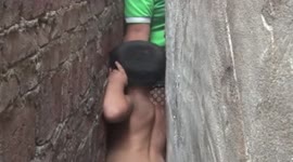 小孩追赶鸭子遇险头卡进墙缝动不了