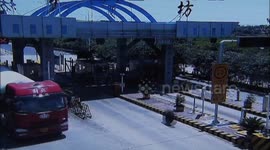 “私奔”轮胎成“凶器” 高速岗亭被撞烂