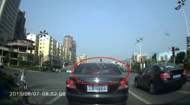 行驶轿车后挡风玻璃下惊现一小孩