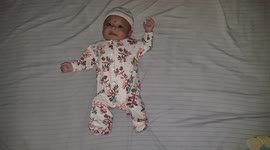 Bayi Ini Ngoceh Minta Digendong, Super Lucu Tingkahnya Bikin Orang Tertawa