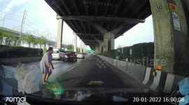 Kind woman rescues stray kitten running loose on busy road in Thailand