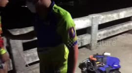 Hero rescuer swims through dirty water to save cat stuck under bridge