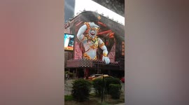 Impressive 3D billboard amazes shoppers in Bangkok, Thailand