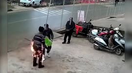 Quick-thinking locals extinguish flames on elderly man's clothes in China