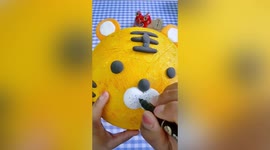 Creative woman crafts tiger-shaped lantern out of toilet paper in China