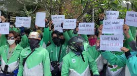 Food delivery riders demand better pay at protest in Thailand