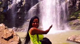 Moça na Cachoeira com cão no colo se refrescando do calor no Parque da Ferradura em Canela-RS, Brasil