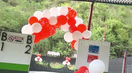 Un día de amor y amistad con parejas, disparos y flores para ellas