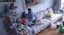 Girl cries as cat smacks her after she tried to play with it in China