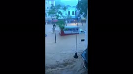 38 dead in Rio de Janeiro region as food washes away a car on the street of Brazil