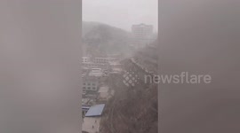 Localised snow baffles Chinese resident by falling on just one side of his flat