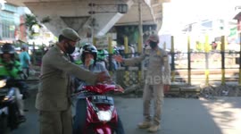 A woman caught in a mask raid hit an officer's post in Gambir, Central Jakarta