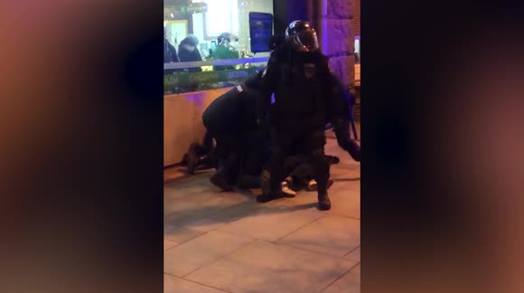Russian riot police attack anti-war protesters in Moscow following ...