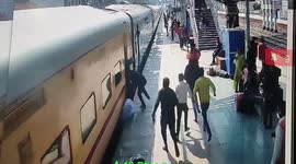 Alert woman cop pulls man from jaws of death during boarding mishap in northern India