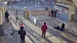 Woman performs CPR on elderly man who fainted on road in China