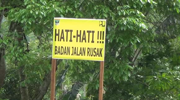 Battle to reopen West Pasaman highways after road links cut by Indonesia earthquake and landslides