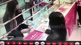 Robber wears unconvincing women's wig to raid gold store in Thailand