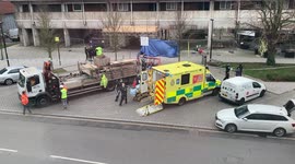 MAJOR INCIDENT in SOUTHAMPTON - Suspected criminal chased by police jumps off 2nd floor balcony, seriously injuring himself.