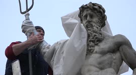 Four weeks of war in Ukraine: locals help protect Lviv's historic statues (March 4)