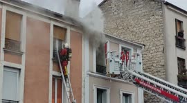 Fire in Paris suburb of Ivry-sur-Seine, rue Jean Le Galleu. Video shot at 18h30, the 4march2022
