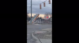 Detroit gas station collapses due to heavy wind